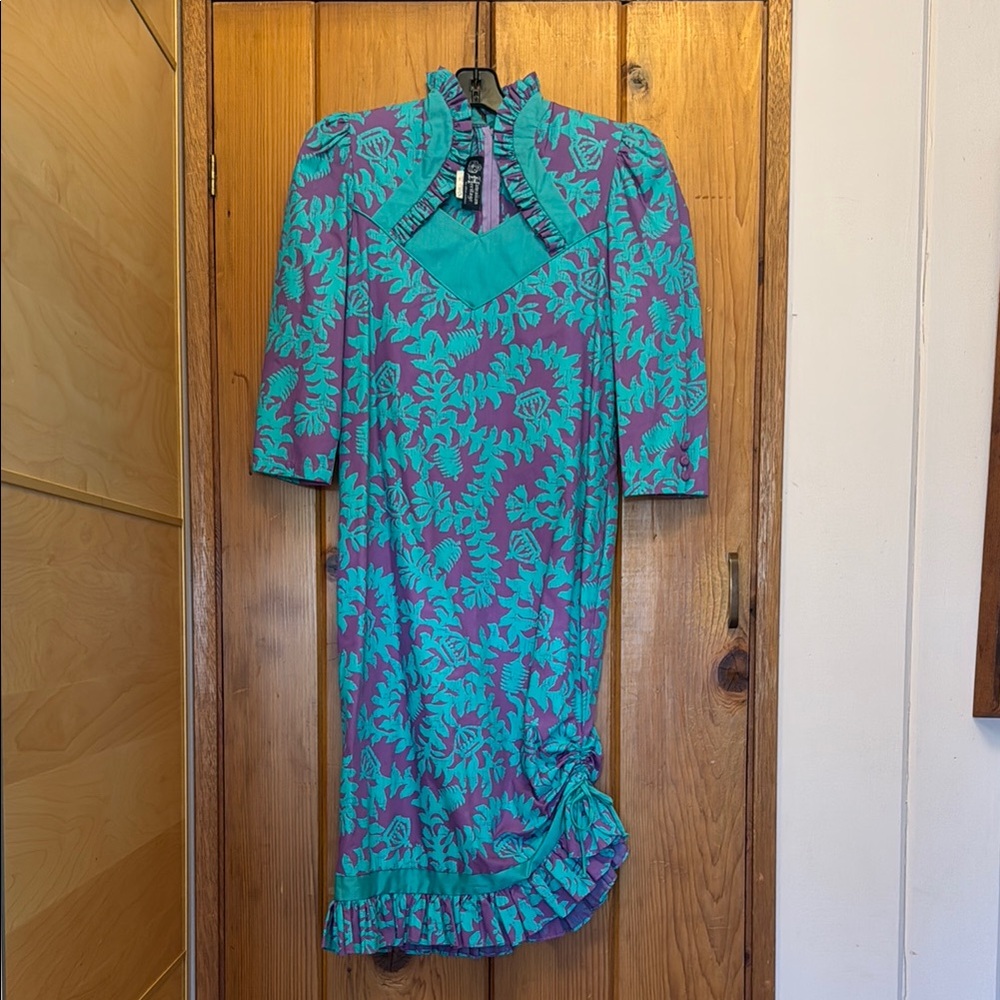 Floral Blue and Purple Women's vintage Hawaiian dress. Size 4 fitted EUC.